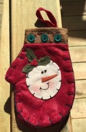 7D3915 - Christmas Felt Burgundy with Holly and Snowman Face